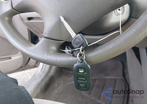 2004 Toyota Camry Le z USA, uszkodzony, nr VIN 4T1BE32K74U895913